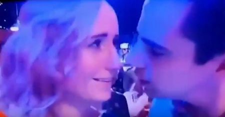 Całowanie się przed kamerami to kiepski pomysł. On się o tym przekonał