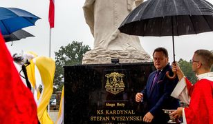 Znowu trzymali parasol nad ministrem Zielińskim. Tym razem robił to ksiądz…