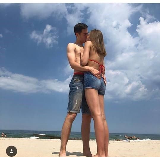 15 -letnia Oliwia Bieniuk całuje się ze swoim chłopakiem