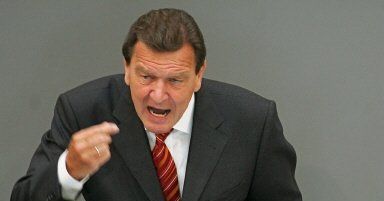 "Schroeder pcha się do władzy"