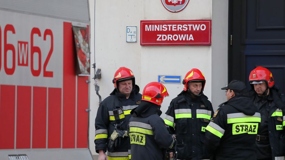 Warszawa. Straż pożarna przed budynkiem Ministerstwa Zdrowia