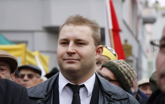 "Tyłek mojej asystentki jako bonus". Działacz PO myślał, że takim zdjęciem sprawi radość internautom