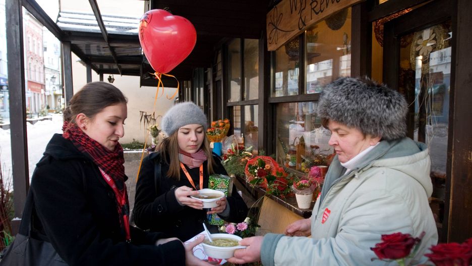 Radna pomaga potrzebującym od lat. W 2009 r. rozdawała przed swoją kwiaciarnią ciepłą zupę i kanapki wolontariuszom Wielkiej Orkiestry Świątecznej Pomocy.