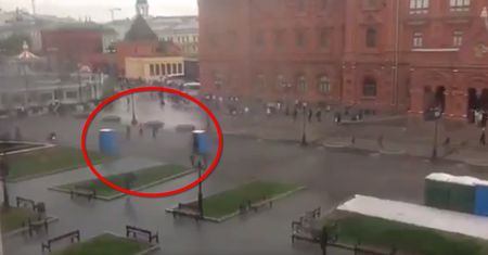 Toalety przenośne "zaatakowały" przechodniów. Zaskakujące wideo z Moskwy