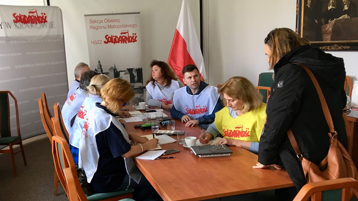 Okupacja kuratorium ma wymiar symboliczny - grupa związkowców zajmuje małą salkę konferencyjną.