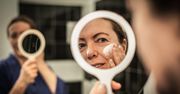 Poczuj się młodsza — najskuteczniejsze sera do twarzy dla cery dojrzałej