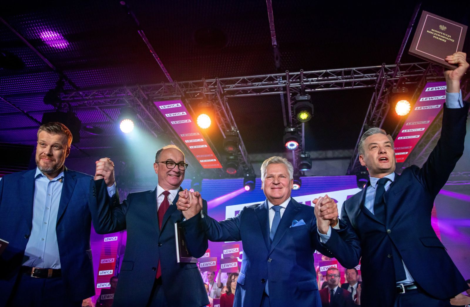 Adrian Zandberg, Włodzimierz Czarzasty, Aleksander Kwaśniewski i Robert Biedroń na konwencji wyborczej Lewicy w Katowicach.