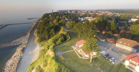 Polska betonoza "zalewa" nawet Bałtyk. Inwestycje pojawiają się na plażach, wydmach czy klifach