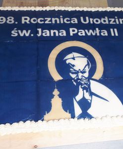 Mieszkanka Wadowic zawiadomiła policję. Bo krojono tort z wizerunkiem papieża Jana Pawła II