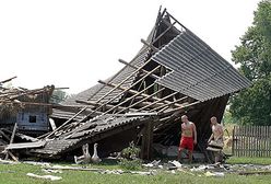 Powalone drzewa, zablokowane drogi - nawałnice nad Polską