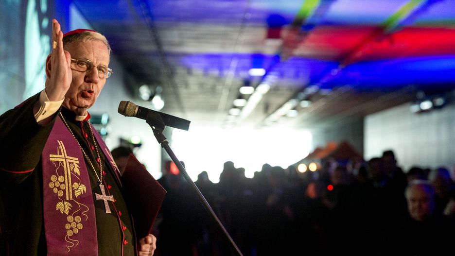 Jan Kopiec, biskup diecezji gliwickiej, odwołał wszystkie msze święte z udziałem wiernych.