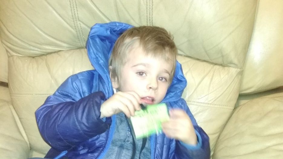 Chłopiec wygląda na około 3 lata