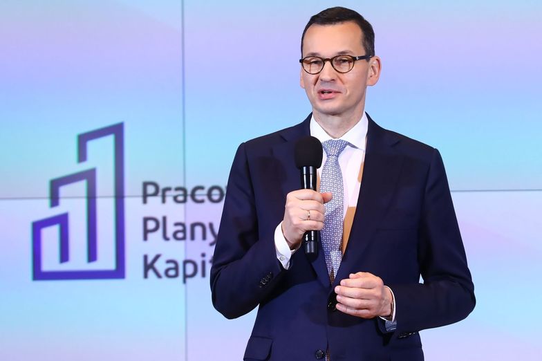 Premier Mateusz Morawiecki na tle logotypu PPK