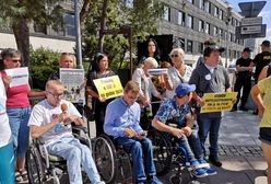 Niepełnosprawni protestują przed Sejmem. Hartwich dla WP: dyskryminują nas i nasze dzieci