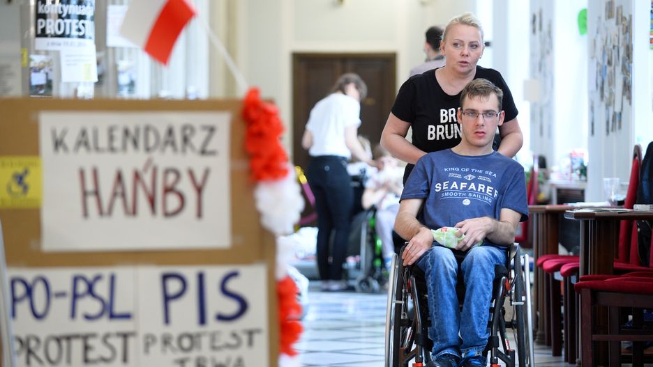 Iwona Hartwich z synem Jakubem na proteście w Sejmie w maju 2018 r.