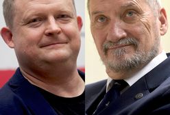 Macierewicz nie chciał podpisać książki Piątka. "Minister stosuje rosyjskie metody"