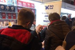 Niekończąca się kolejka do Antoniego Macierewicza. Był gwiazdą targów książki
