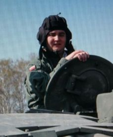 Misiewicz przyjęty jak minister. Przejechał się nawet czołgiem