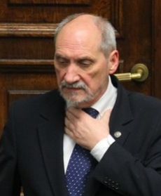 Większość Polaków jest za odejściem Macierewicza. Sondaż dla WP