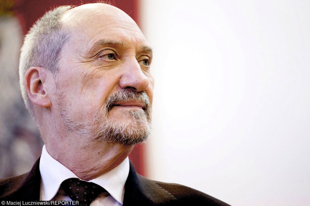 Macierewicz funduje dzieciom wakacje 