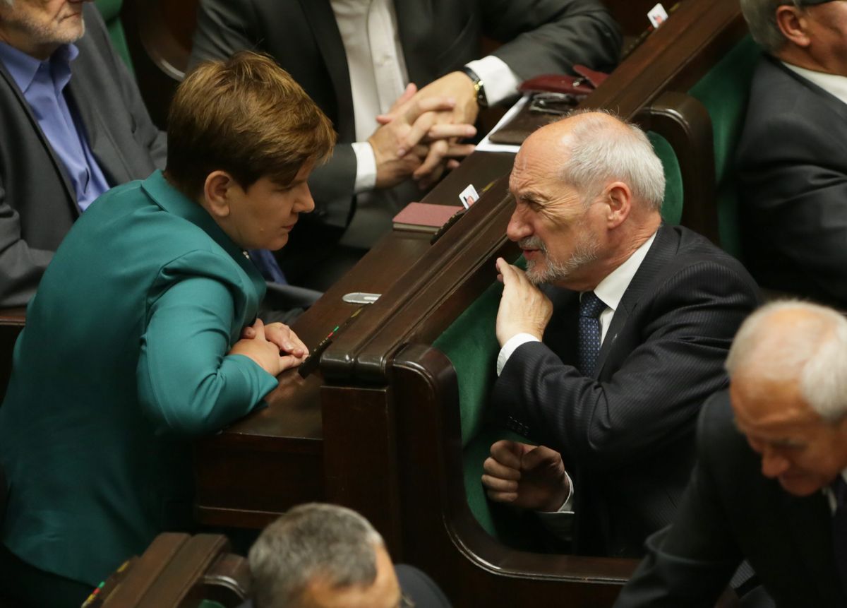 Tylko w WP. Dlaczego Szydło tak hojnie nagrodziła Macierewicza? Nowe fakty