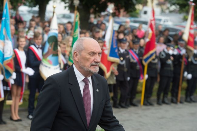 Antoni Macierewicz: cienie pochodu barbarzyństwa zbierają się znów nad Europą