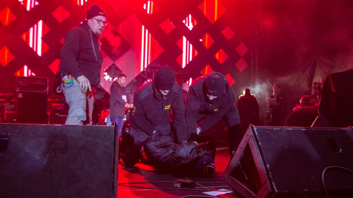 Ochroniarz ujęli napastnika kilkanaście sekund po dźgnięciu nożem i ataku na Adamowicza.