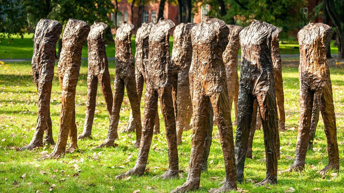 "Caminando" - instalacja autorstwa Magdaleny Abakanowicz.