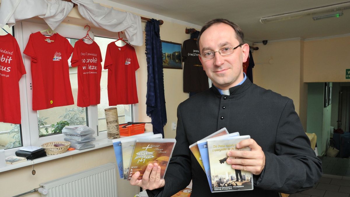 Spalenie książek zorganizowała Fundacja "SMS z Nieba", której prezesem jest ks. Rafał Jarosiewicz 