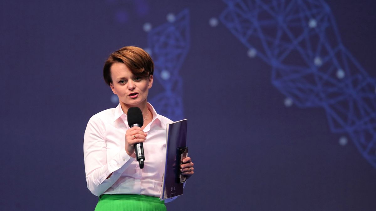 Minister przedsiębiorczości i technologii Jadwiga Emilewicz podczas sesji "Miasto Plus".