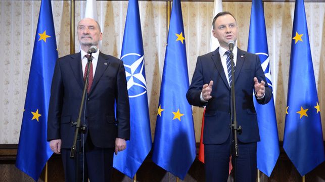 Ani Duda ani Macierewicz nie skomentowali sprawy Misiewicza. Wszyscy czekali, prezydent przeprosił i wyszedł