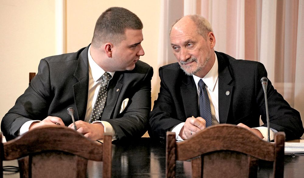 Macierewicz staje w obronie Misiewicza. "Jest człowiekiem zasłużonym i niesłusznie atakowanym"