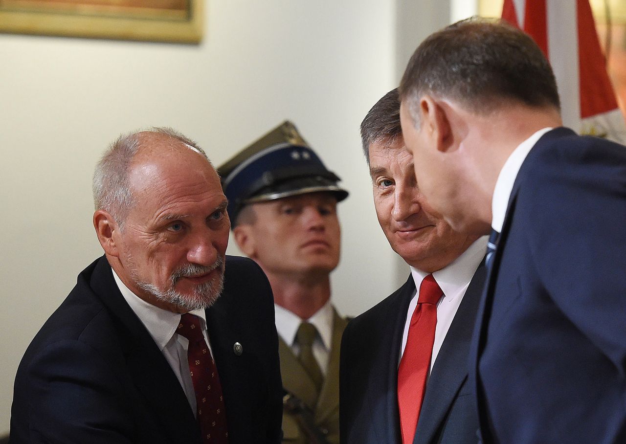 Konflikt na linii Duda - Macierewicz? Te zdjęcia pokazują wszystko