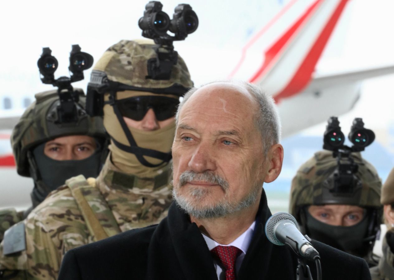 Funkcjonariusze tłem dla ministrów. Macierewicz i Błaszczak ośmieszają mundur