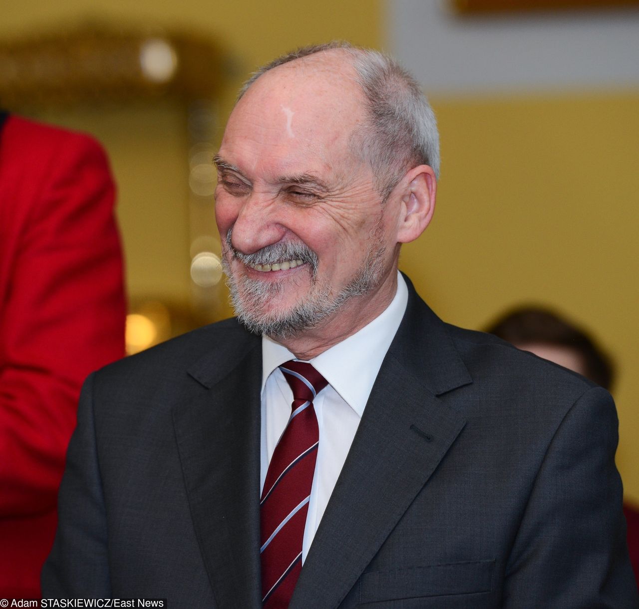 Macierewicz murem za Kaczyńskim. "Trzeba ufać! Zaufanie czyni cuda"