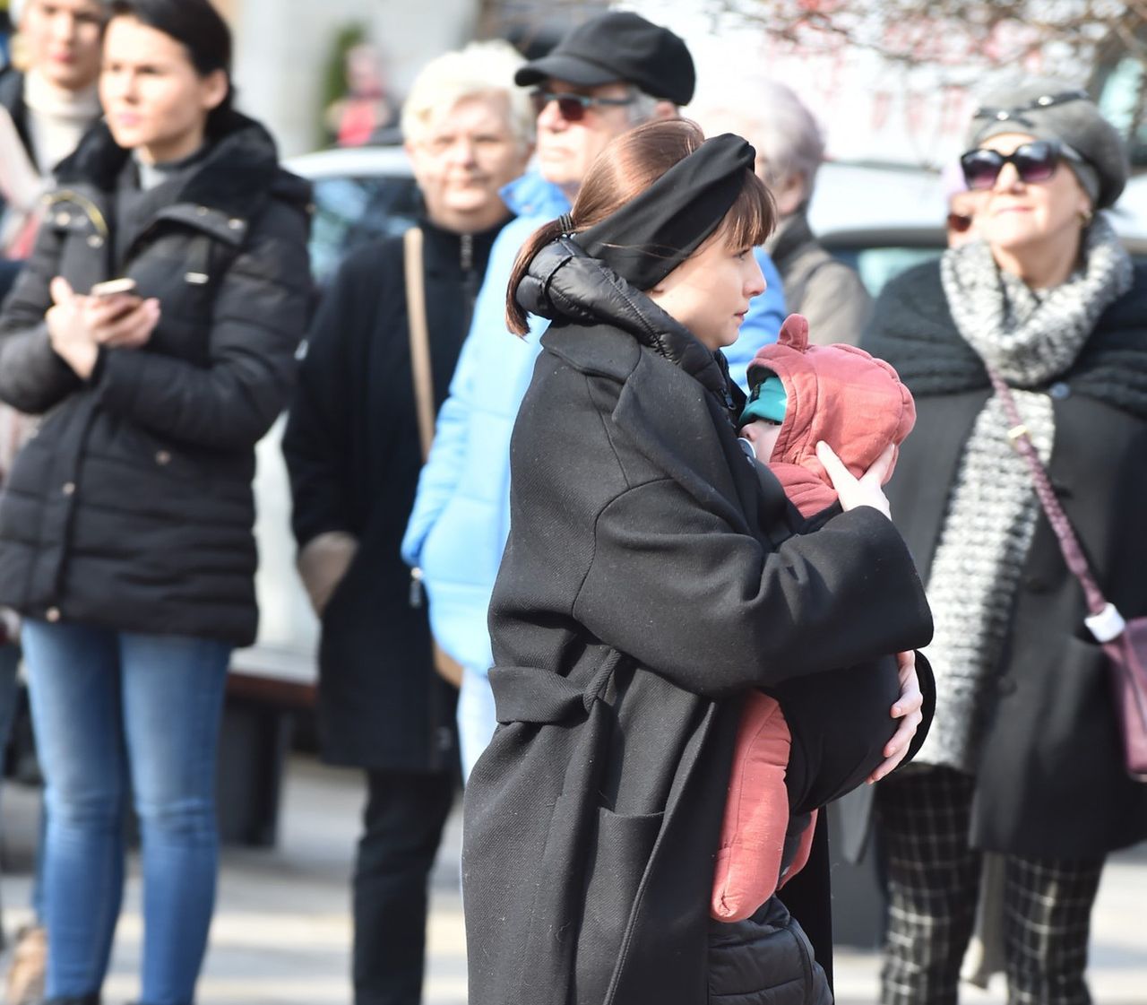 Pogrzeb Pawła Królikowskiego. Joanna Jarmołowicz z małym dzieckiem na rękach