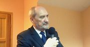 Macierewicz przemawia do żołnierzy, a nad ich głowami widać transparent idealnie wpasowujący się w sytuację