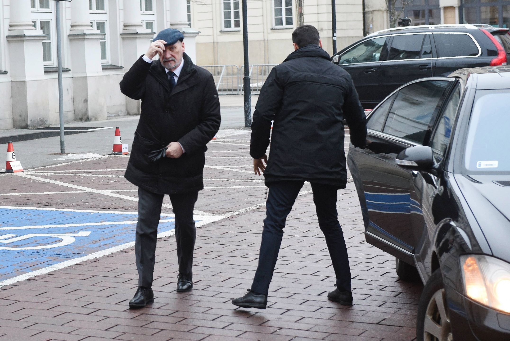 Antoni Macierewicz wciąż ma ochronę i jeździ luksusową limuzyną