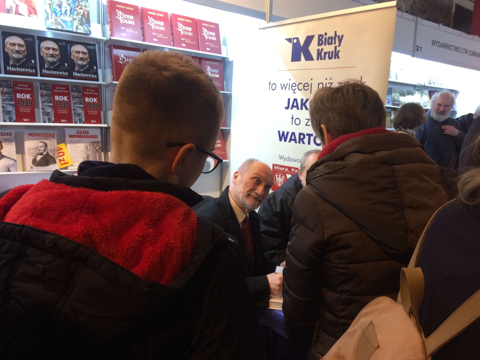 Na podpis Antoniego Macierewicza czekali ludzie w różnym wieku