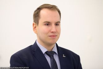 Andruszkiewicz pisał do resortu cyfryzacji. Chciał wiedzieć, ilu młodych tam pracuje