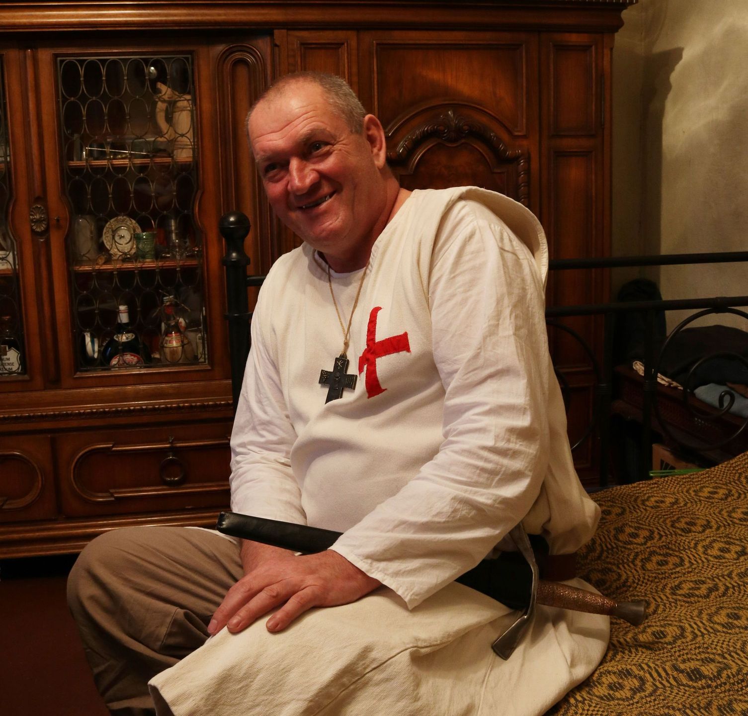 Piotr Żurawicz w stroju templariusza opowiada o swojej pasiece.