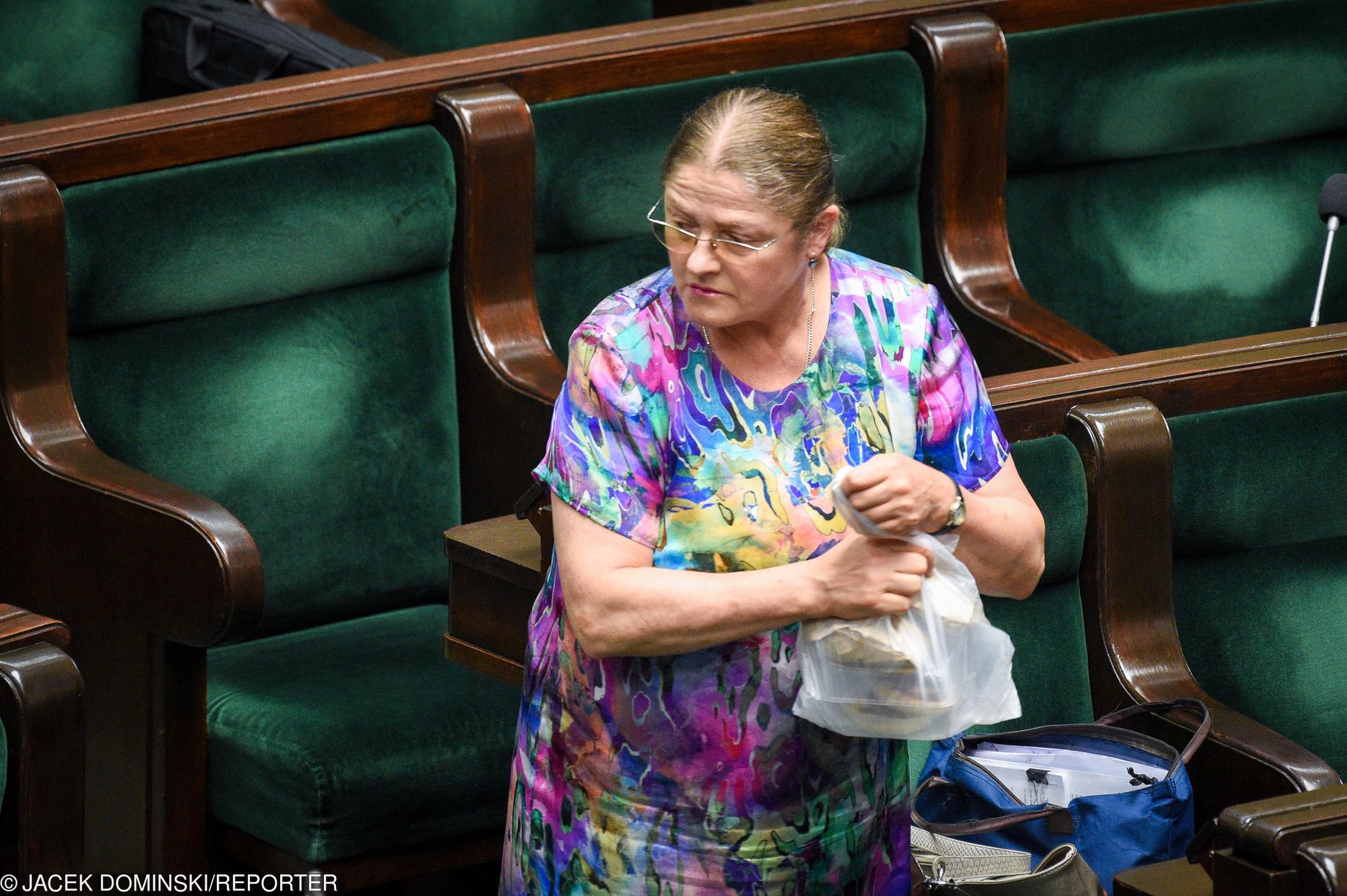 Krystyna Pawłowicz często ma na sobie wielobarwne stroje