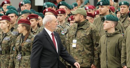 "Proponuję jeszcze honorowy tytuł Wielkiego Hetmana Polnego". Oburzenie na odznakę GROM dla Macierewicza