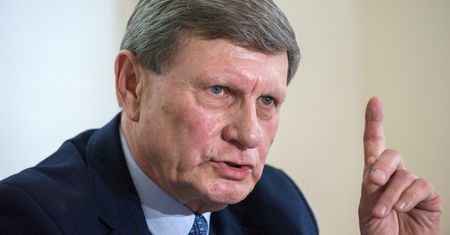 Prezes PiS mówi o podartym liście Balcerowicza. "Brutalne wykorzystywanie braku wiedzy wyborców", odpowiada prof. Gomułka