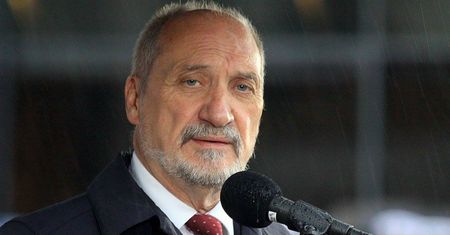 Prawicowe tygodniki uderzają w "Tajemnice Macierewicza". Rzeczowe zarzuty w morzu groteski