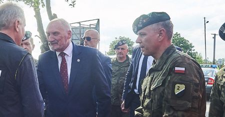 "Uważajcie, nie ma co ryzykować". Szef MON do żołnierzy pomagających po nawałnicy