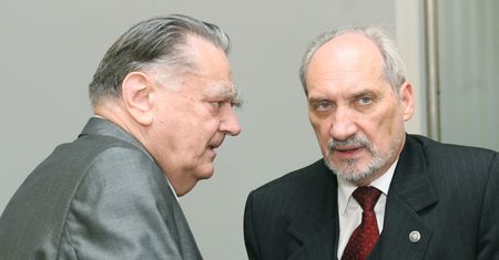 Antoni Macierewicz postawił nagrobek byłemu premierowi. Wdowa dziękuje