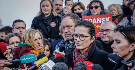 Fałszywe konto Aleksandry Dulkiewicz. Niemieckie napisy w tle