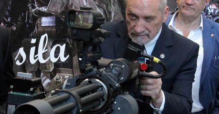 Sprawa krówek wraca. MON zamawia tonę i tłumaczy: PO kupiło 16 ton