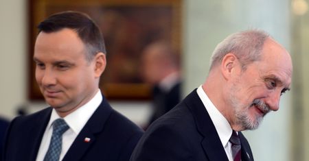 "Niepokojące, nieakceptowalne, kuriozalne". Politycy komentują konflikt prezydenta z szefem MON